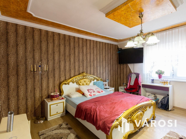 Ide bőröndel lehet költözni, berendezett.