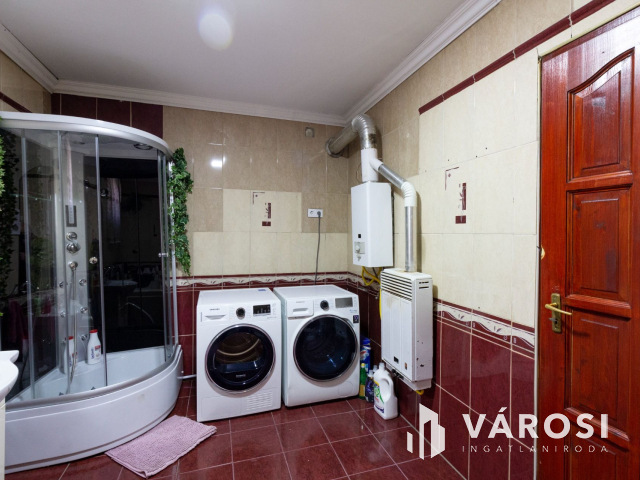 Ide bőröndel lehet költözni, berendezett.