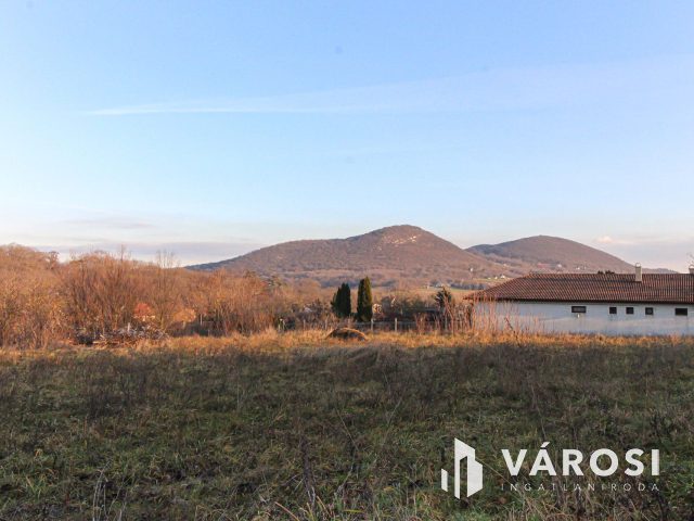 Panorámás építési telek Bajnán eladó
