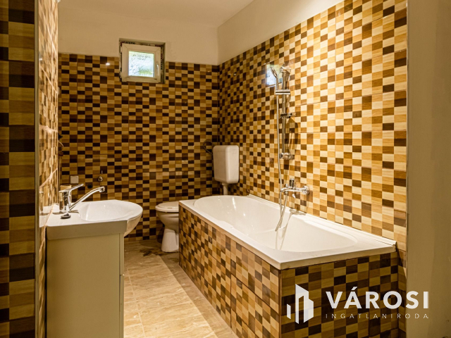 Felújított vályogház Kamut csendes kis utcájában