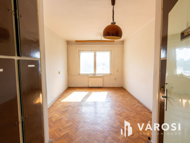 Eladó telephely: irodaház és csarnokok