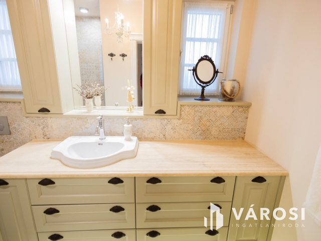 Mediterrán hangulatú ingatlan az Aranyparton