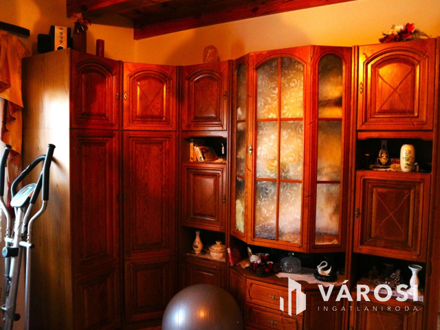 Szombathely beépített kandalló,pincés, bútorozott Alkotás u.