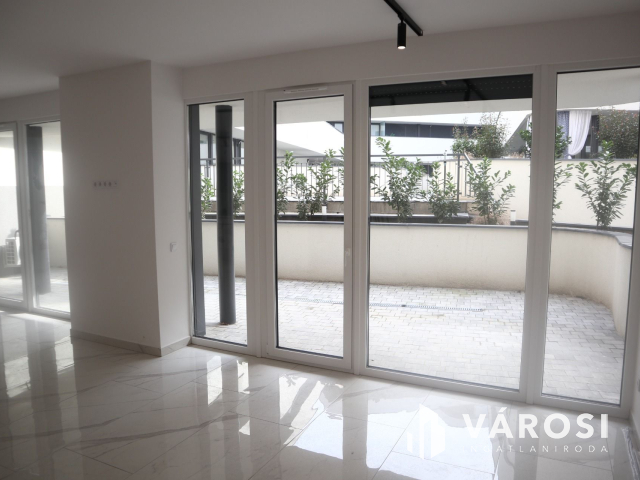 Új építésű, földszinti lakás a belvárosban!