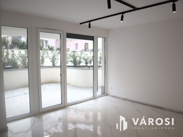 Új építésű, földszinti lakás a belvárosban!