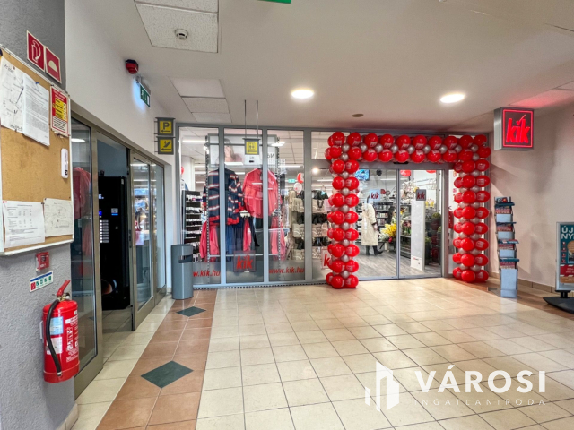 Salgó Center földszintjén üzlethelyiség kiadó!