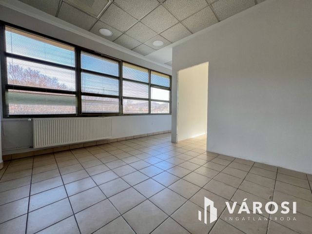 Salgó Center 2. emeletén üzlethelyiség kiadó!