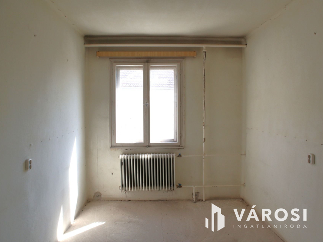 SZÁLLÁSHELY létesítésére alkalmas kétszintes IRODAHÁZ