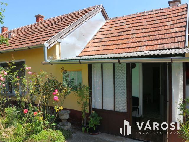 Vasvár központban,csendes helyen,2és fél szobás cs.ház eladó