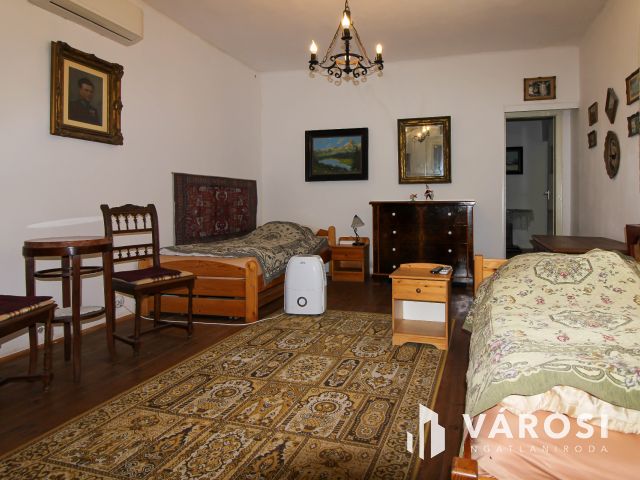 „Vállalkozása és családi háza egy helyen Bajnán.”