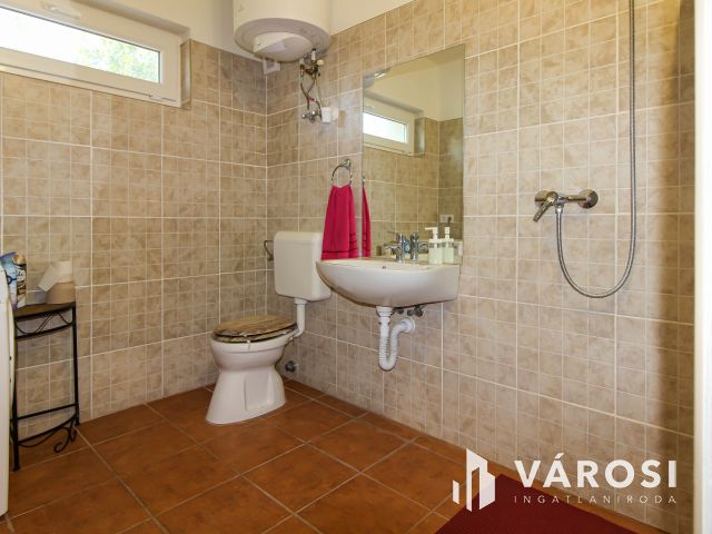 „Vállalkozása és családi háza egy helyen Bajnán.”