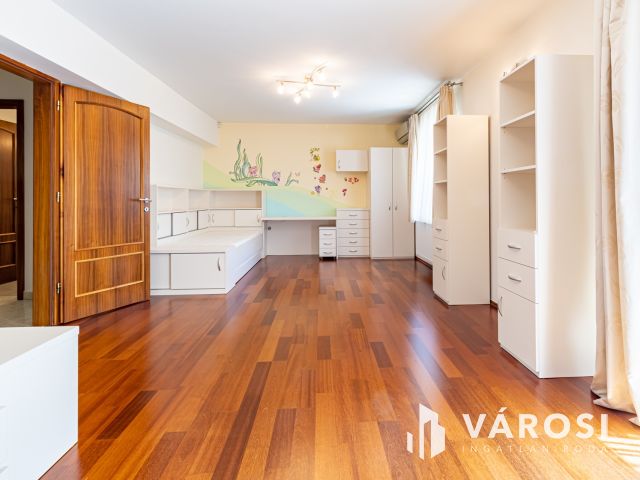 Medencés ház Gödön, 200 méterre a Dunától