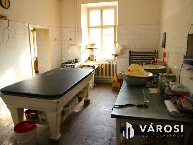 Körmend,volt cukrászüzem,berendezés nélkül eladó!