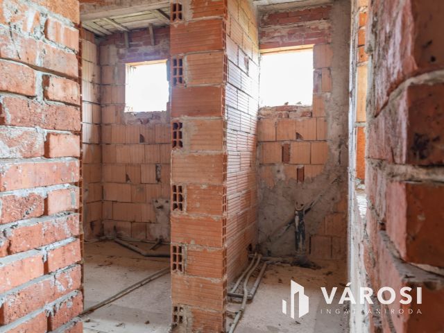 Szerkezetkész öko szálláshely Újirázon