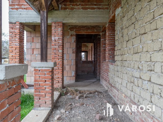 Szerkezetkész öko szálláshely Újirázon