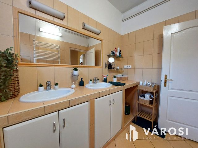 Felújított 4szobás családi ház,mellette kiadható ingatlannal