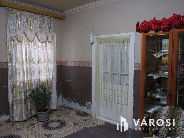 Egy ingatlan két lakrésszel csendes helyen