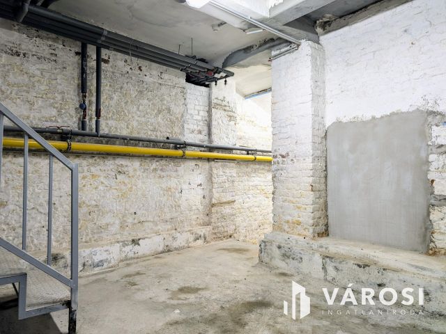 Békéscsaba szívében történelmi épület számtalan lehetőséggel