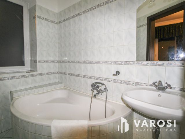 Eladó háromszintes vendéglátó egység Szegeden