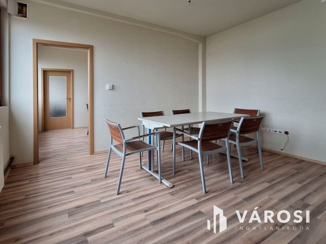 Raktárcsarnok jó helyen eladó!