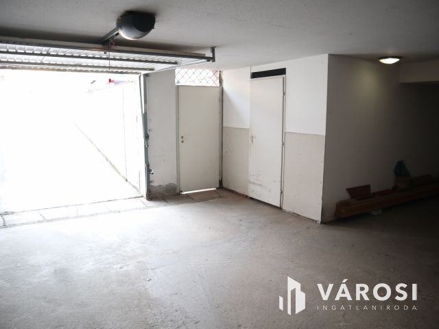 Eladó teremgarázs saját tárolóval, közel a belvároshoz!