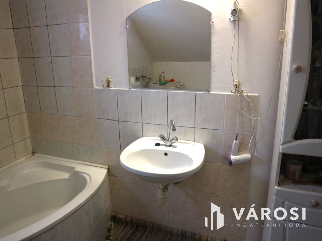 Táplánszentkereszt,2generációs,5szoba,családi h. eladó.