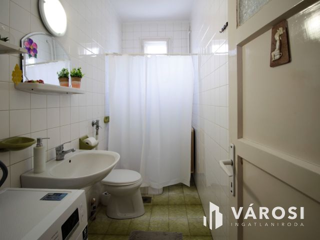 Közkedvelt utcában ikerház eladó!