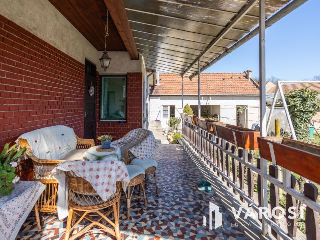 Masszív szerkezetű kétgenerációs ház nagy telekkel