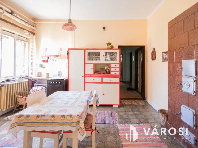 Masszív szerkezetű kétgenerációs ház nagy telekkel