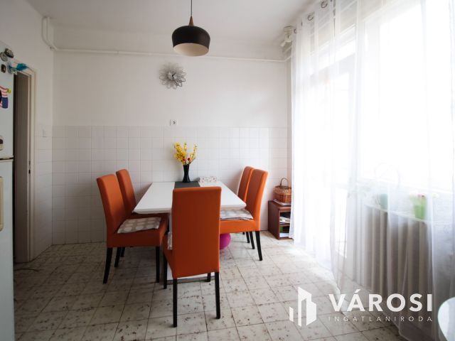 Közkedvelt utcában ikerház eladó!