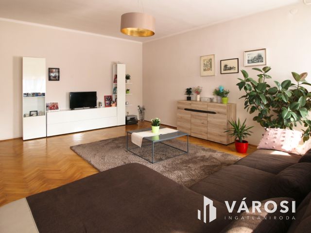 Közkedvelt utcában ikerház eladó!