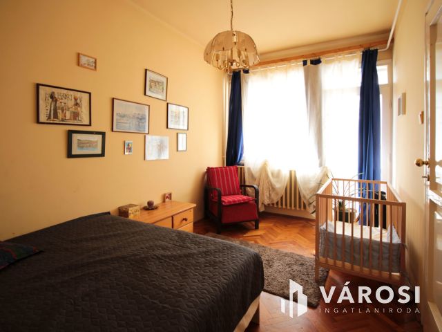 Közkedvelt utcában ikerház eladó!