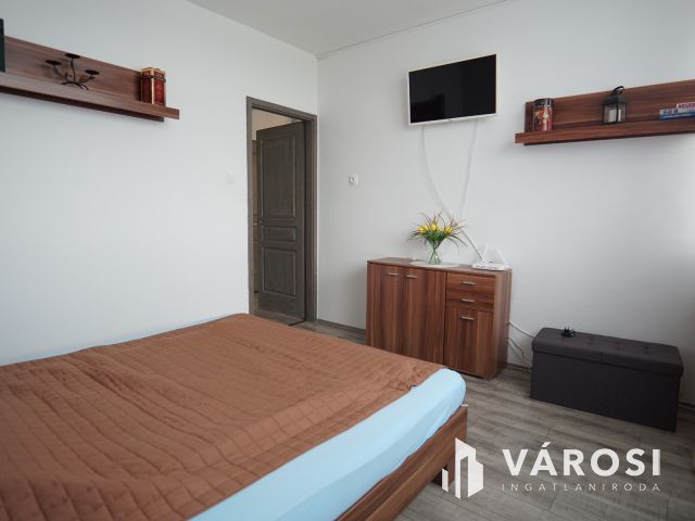 Belváros közeli, igényes lakás a hetediken!