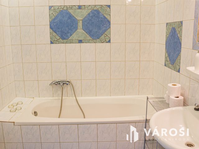 Belváros peremén fényárban úszó 2 fürdős