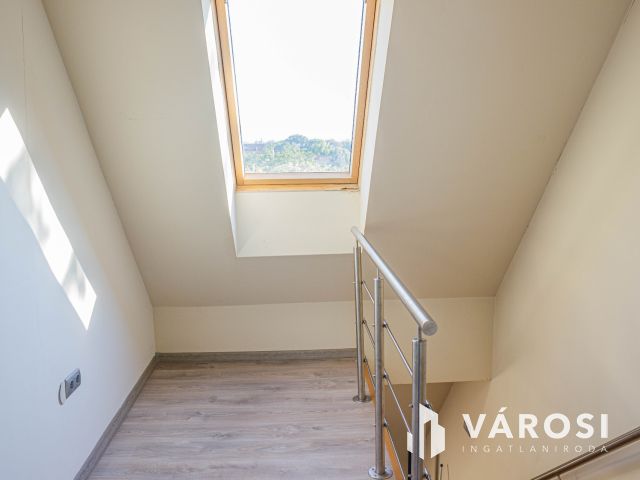 Belváros peremén fényárban úszó 2 fürdős