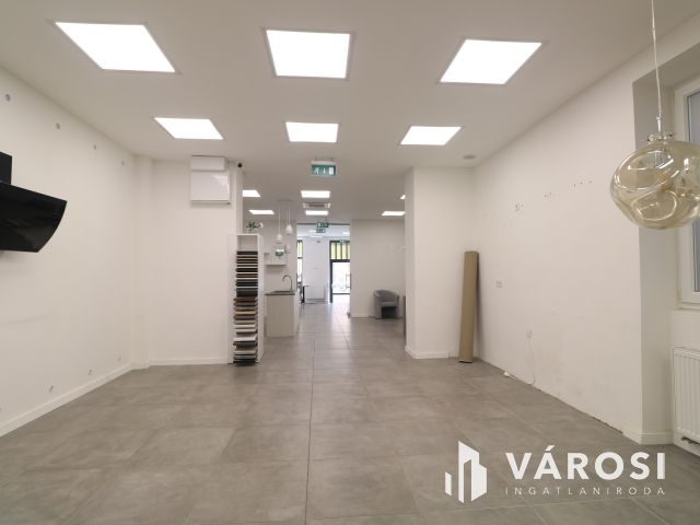 Impozáns üzlethelyiség szeged belvárosában.