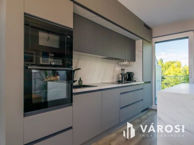 Luxus penthouse lakás Velencén