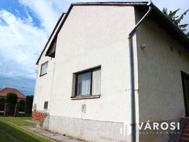 Répcelak központi,csendes,2 gener. felújítandó szintes ház