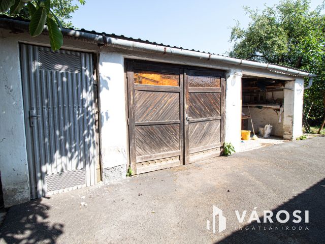 Belváros közeli udvari lakás zöld területtel, 2 garázzsal