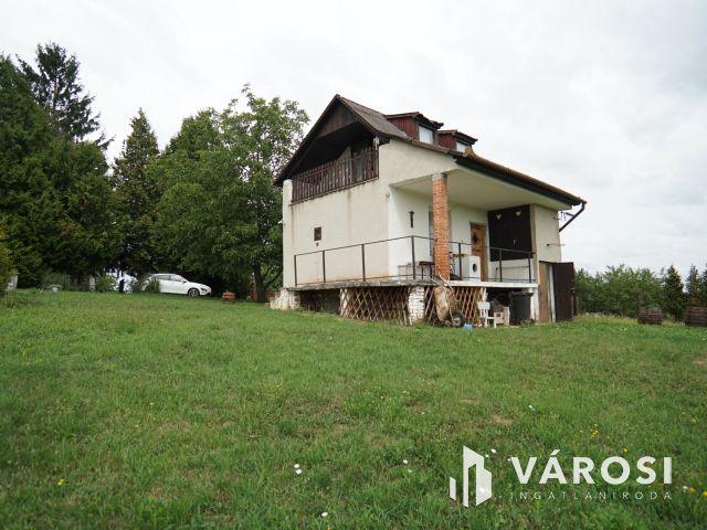 Lakható zárt kert, idilli környezetben