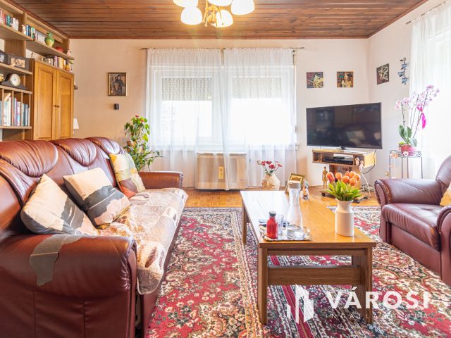 Két szintes családi ház nagy garázssal Egerben!