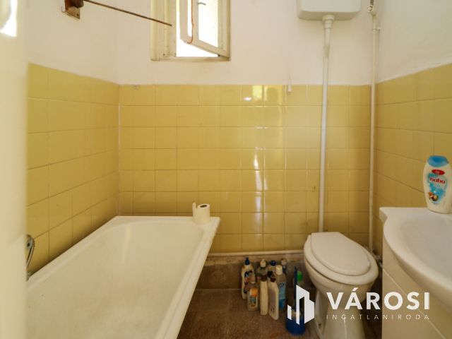 Mezőhegyesen eladó kis ház, jó helyen!