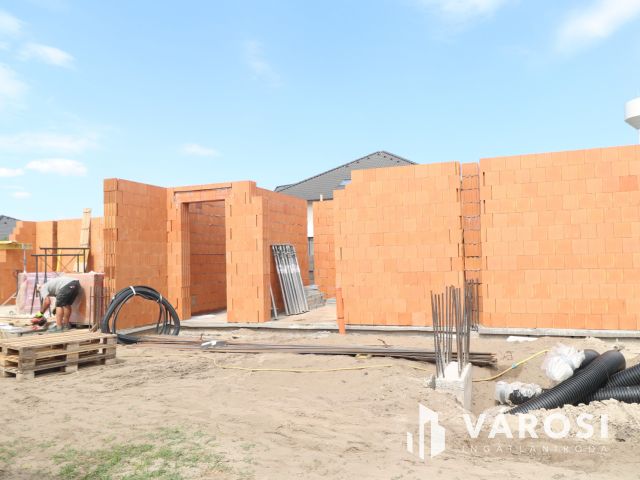 Mórahalom, kis sor-i lakóparkban lakások eladók.