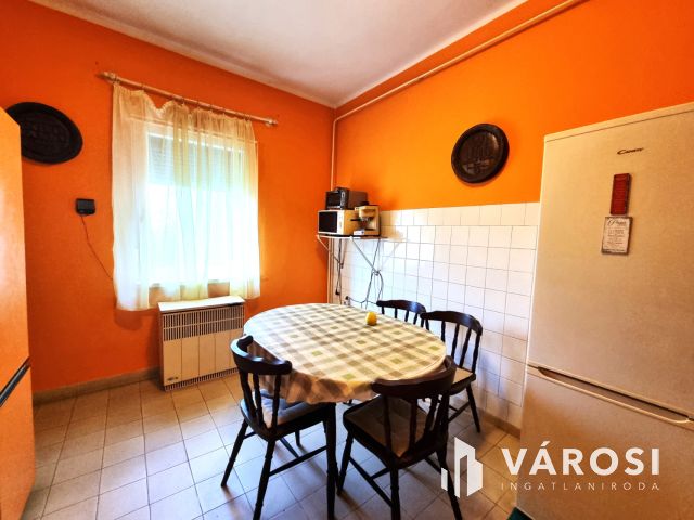 Költözhető állapotú, gondozott kertes ház, központi helyen