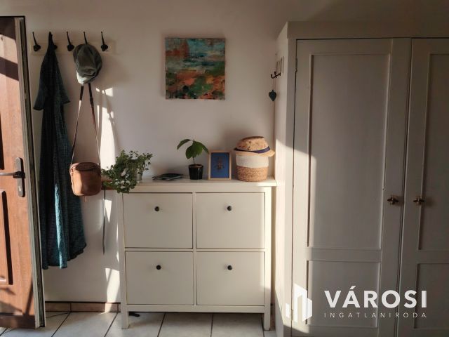 Háromszobás otthon eladó a Belvárosban