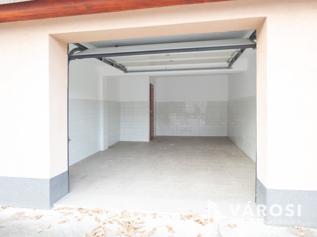 Eladó garázs a Főfasoron 1.