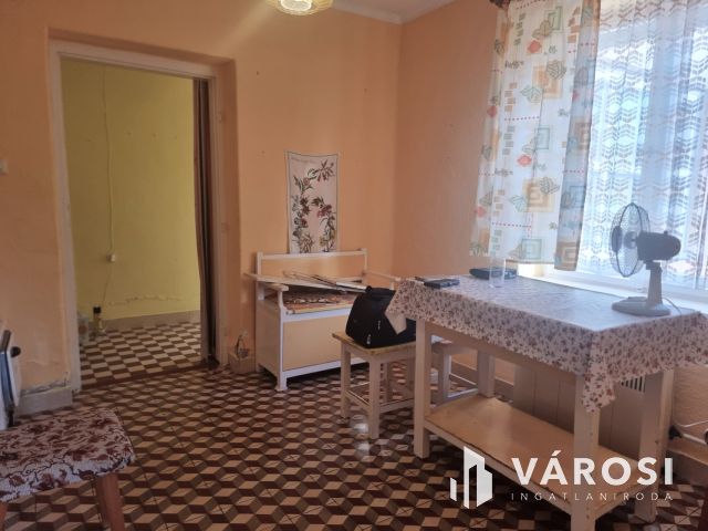 Lakható, korszerűsítést igénylő 98m2-es családi ház