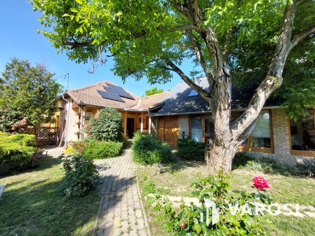 Toszkán hangulatú VíZPARTI HÁZ fürdőövezetben, napelemekkel