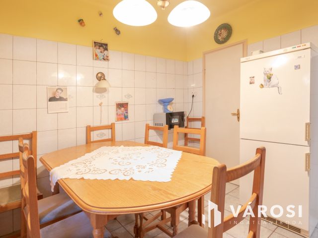 Alsóváros, első emelet, két szoba