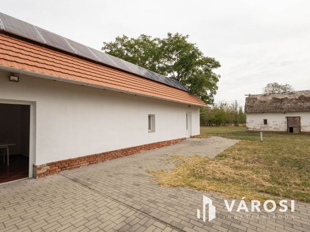 Teljesen felújított tanya nagy területtel és vízparttal